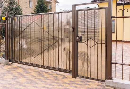 Купить ворота из профлиста с элементами ковки, с металлическими столбами в рамке или под дерево в Геленджике от 153045 руб